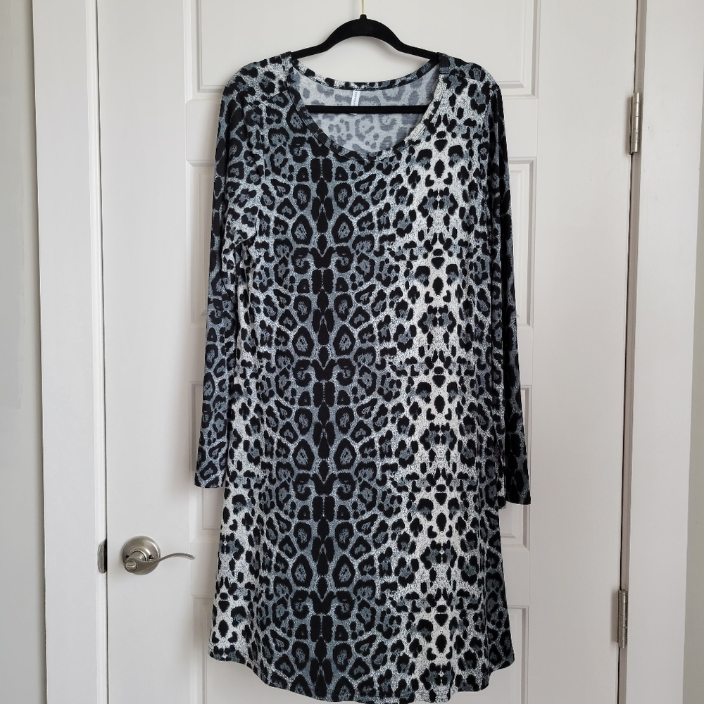 NWOT Blue/Gray Leopard print long sleeve dress. Super comfy & easy wear. XL